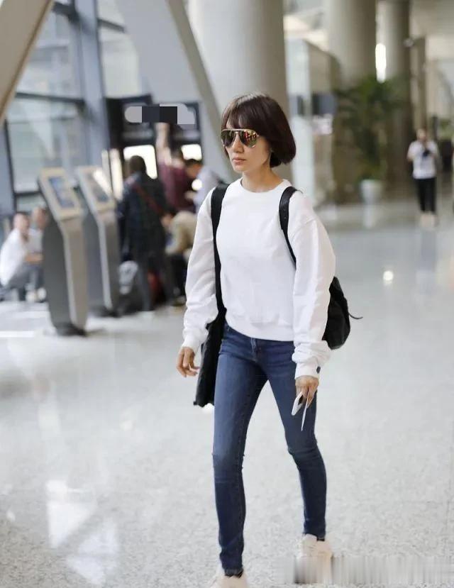 48岁袁泉太显年轻!穿白色卫衣+紧身牛仔裤,简约又减龄!