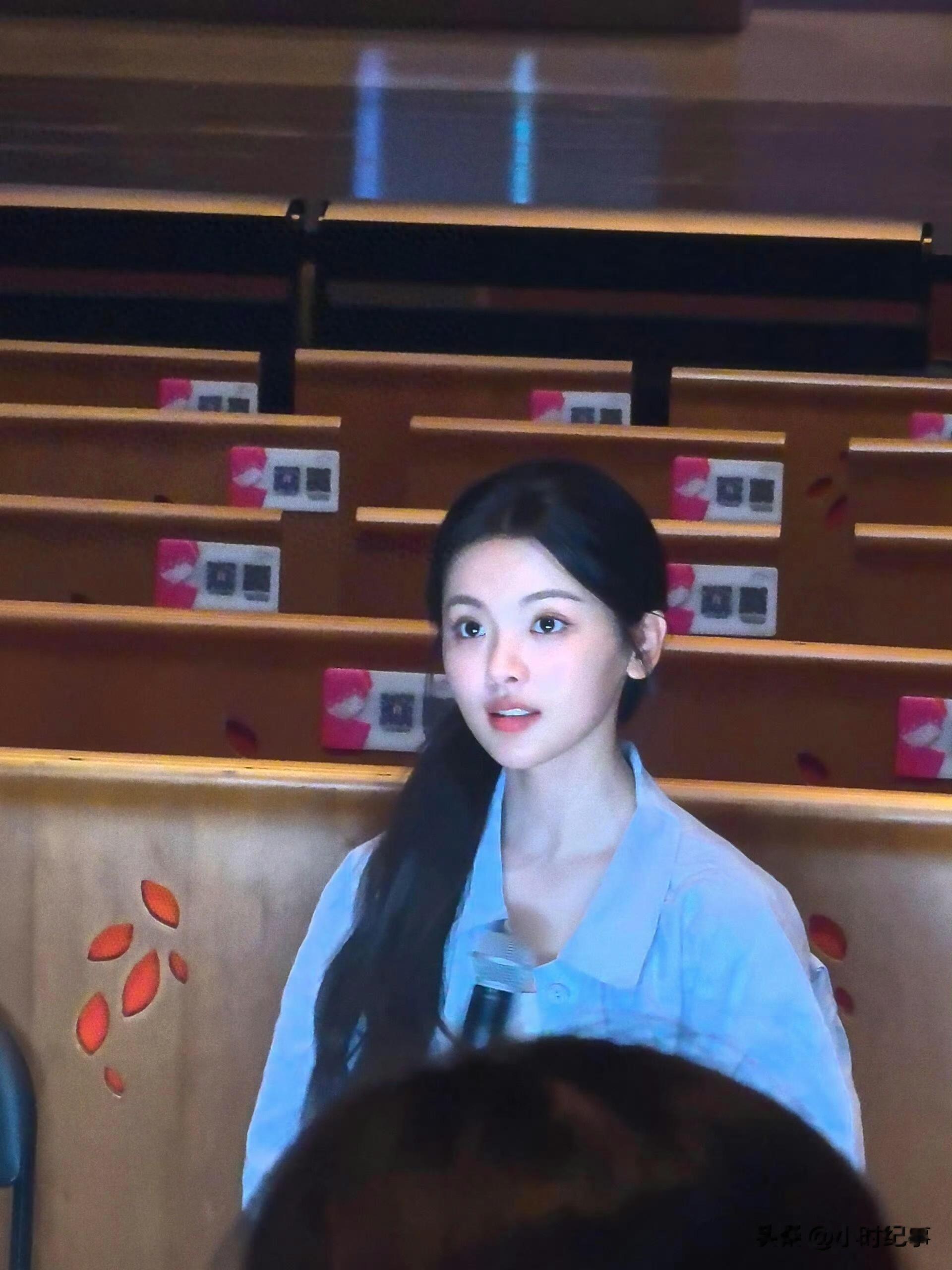 杨超越｜厉害的面部平整度…不管是路人偶遇还是他人合影都好出众