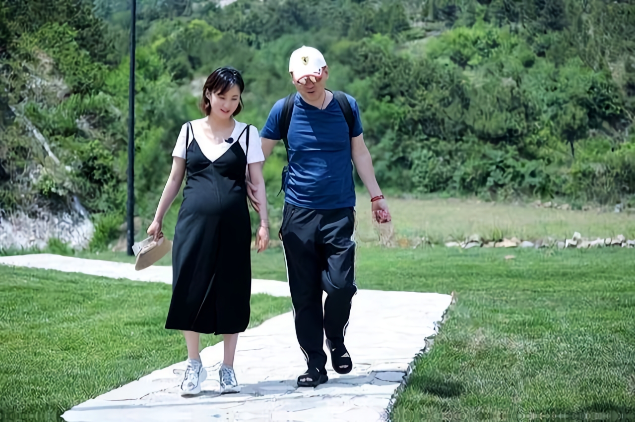 蒋勤勤黑脸疾走机场,陈建斌眼裹纱布跟在身后像犯错小孩