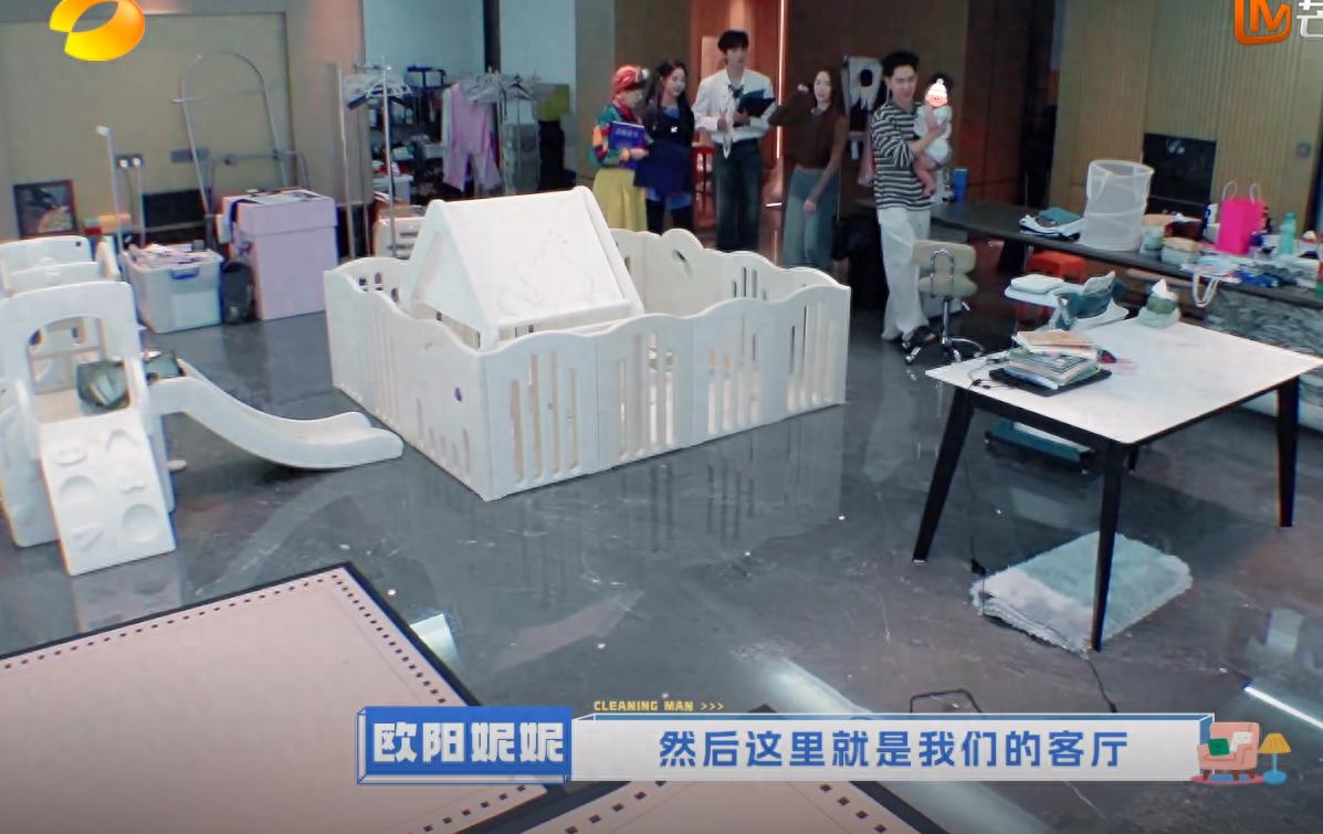 欧阳娜娜姐姐住杭州200平房，给娃换尿布嫌臭，老公出镜帅气洁癖