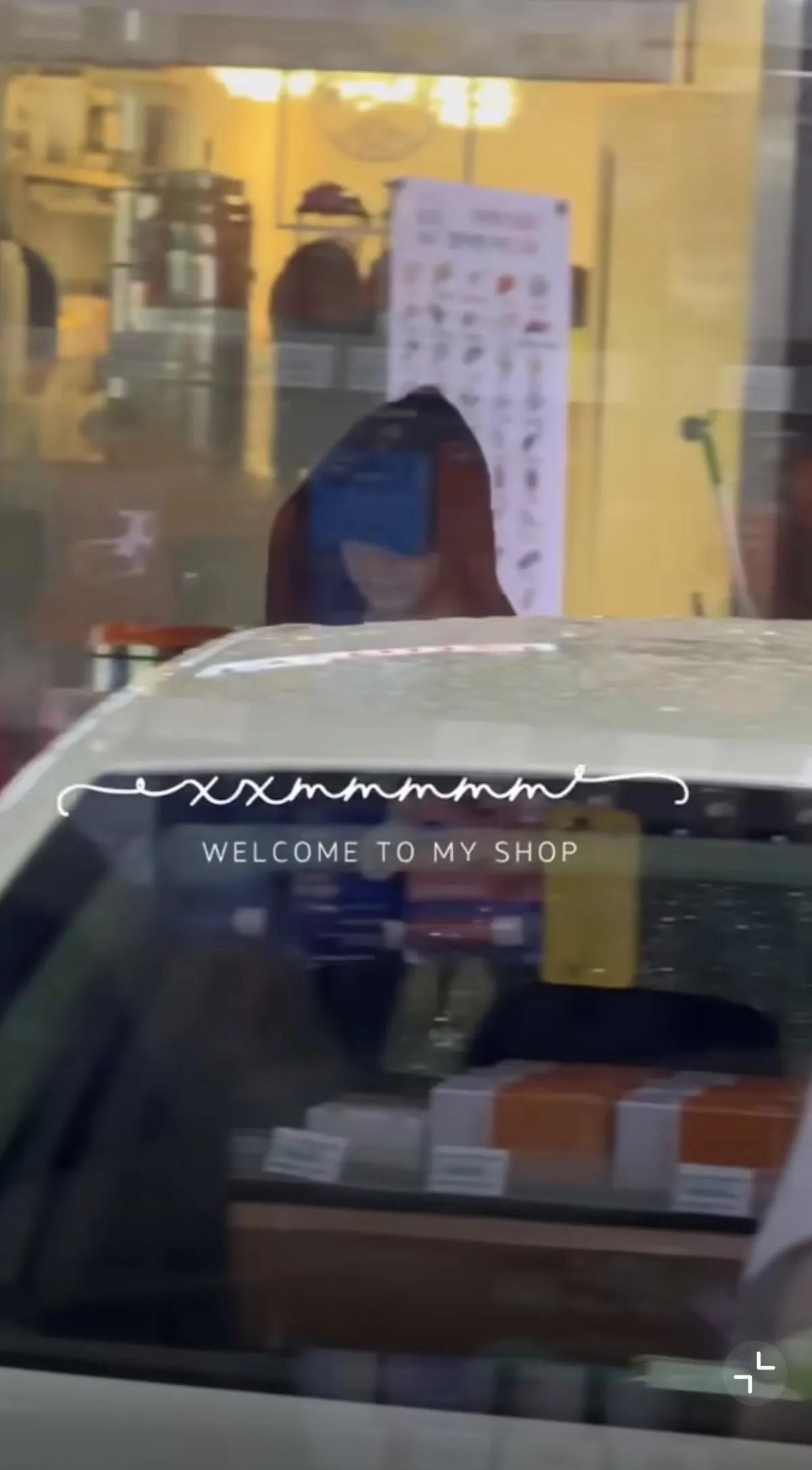 Lisa韩国吃饭被偶遇，本人打扮非常有个性，素颜露面依然很好看的