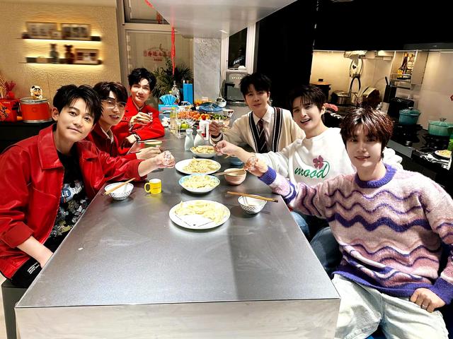 “再就业男团”春晚结束在苏醒家聚餐,妻子孩子欢聚一堂太热闹了