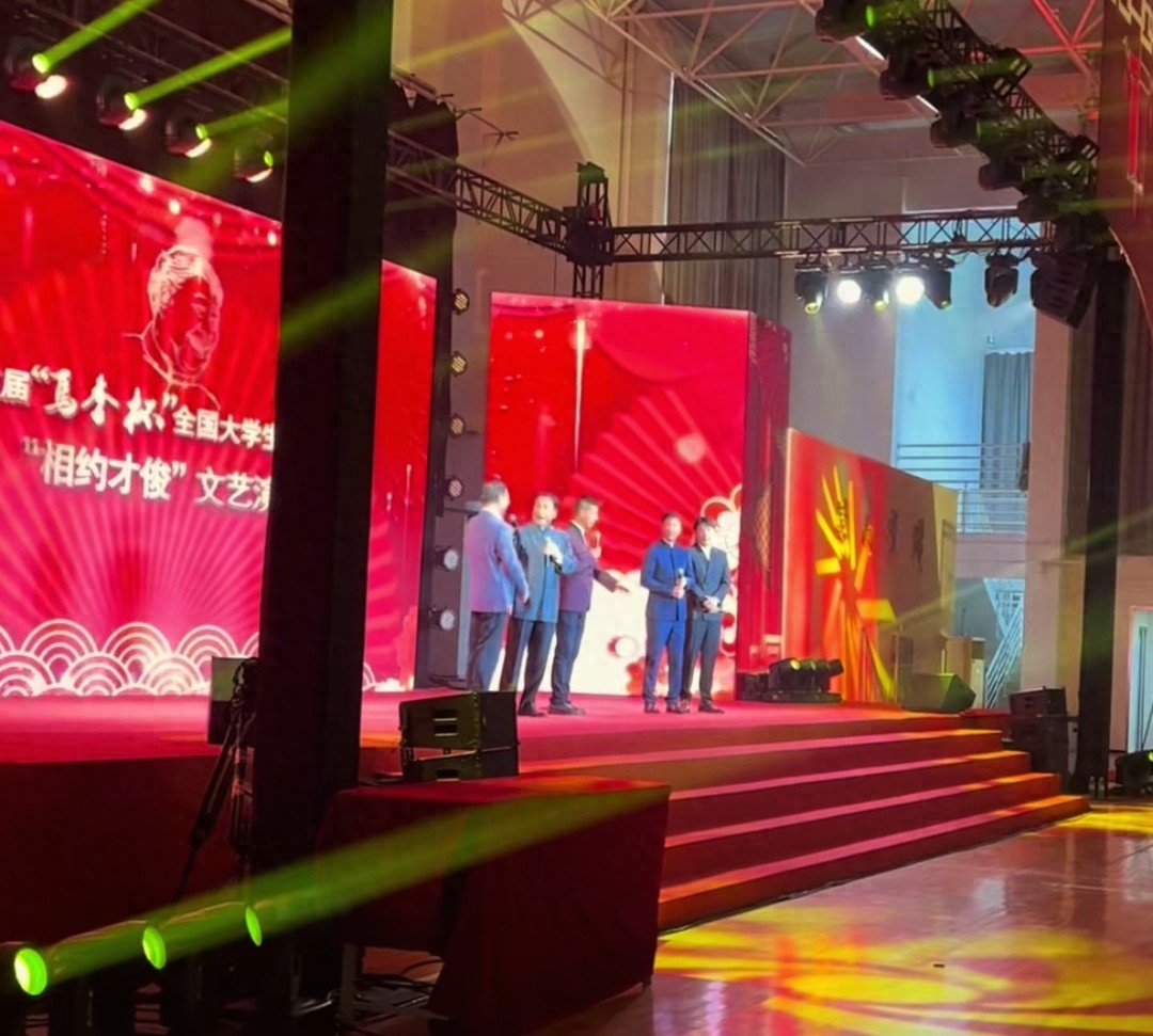 姜昆在天津参加相声展演,75岁赵伟洲穿搭时髦,罕见亮相!