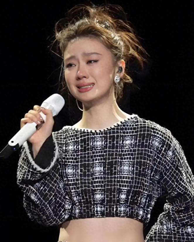 远离造神陷阱，官媒采访暴露单依纯真实处境，给所有歌手提了个醒