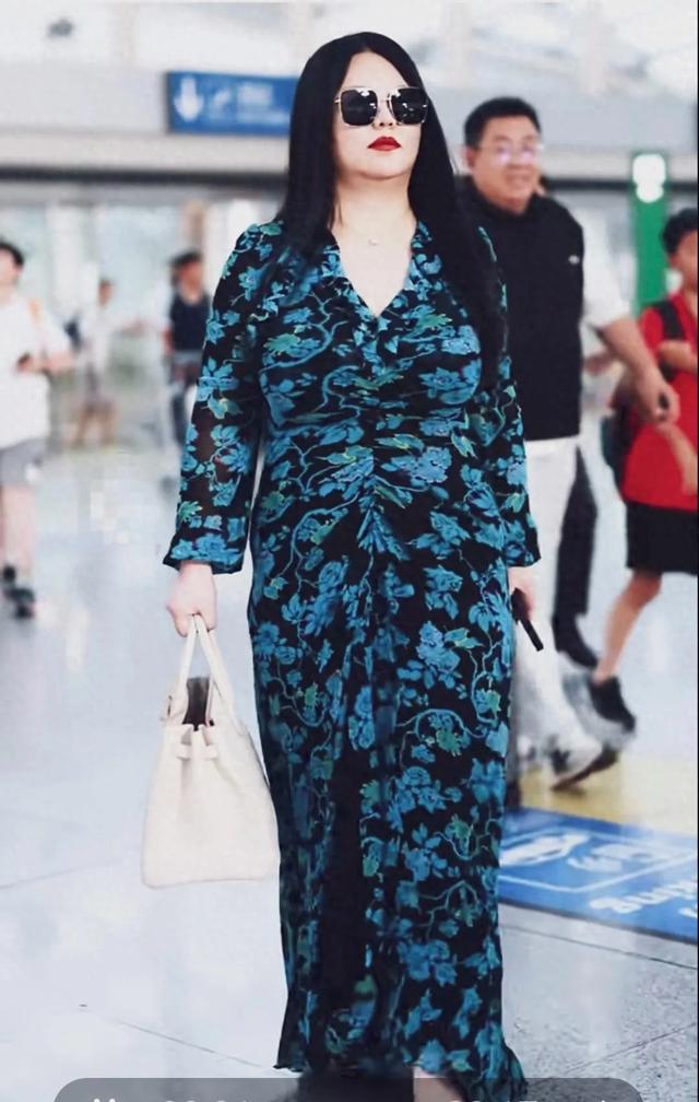 李湘一出场自信的光芒万丈,一副老娘我最美的架势!女王范儿十足