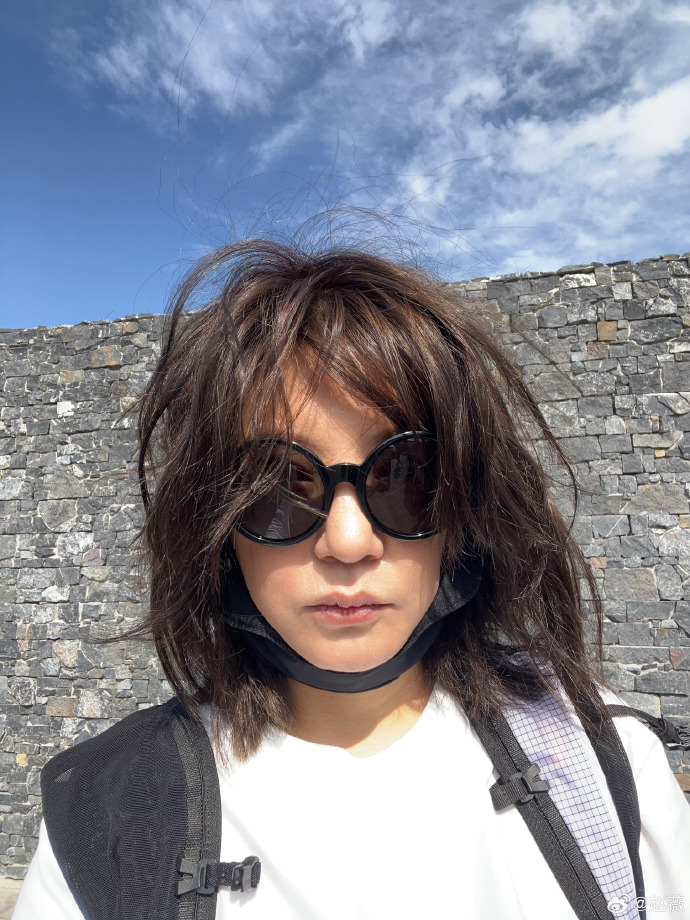 时隔30天，赵薇又有新动静，做头发、晒自拍，现状应了崔永元的话