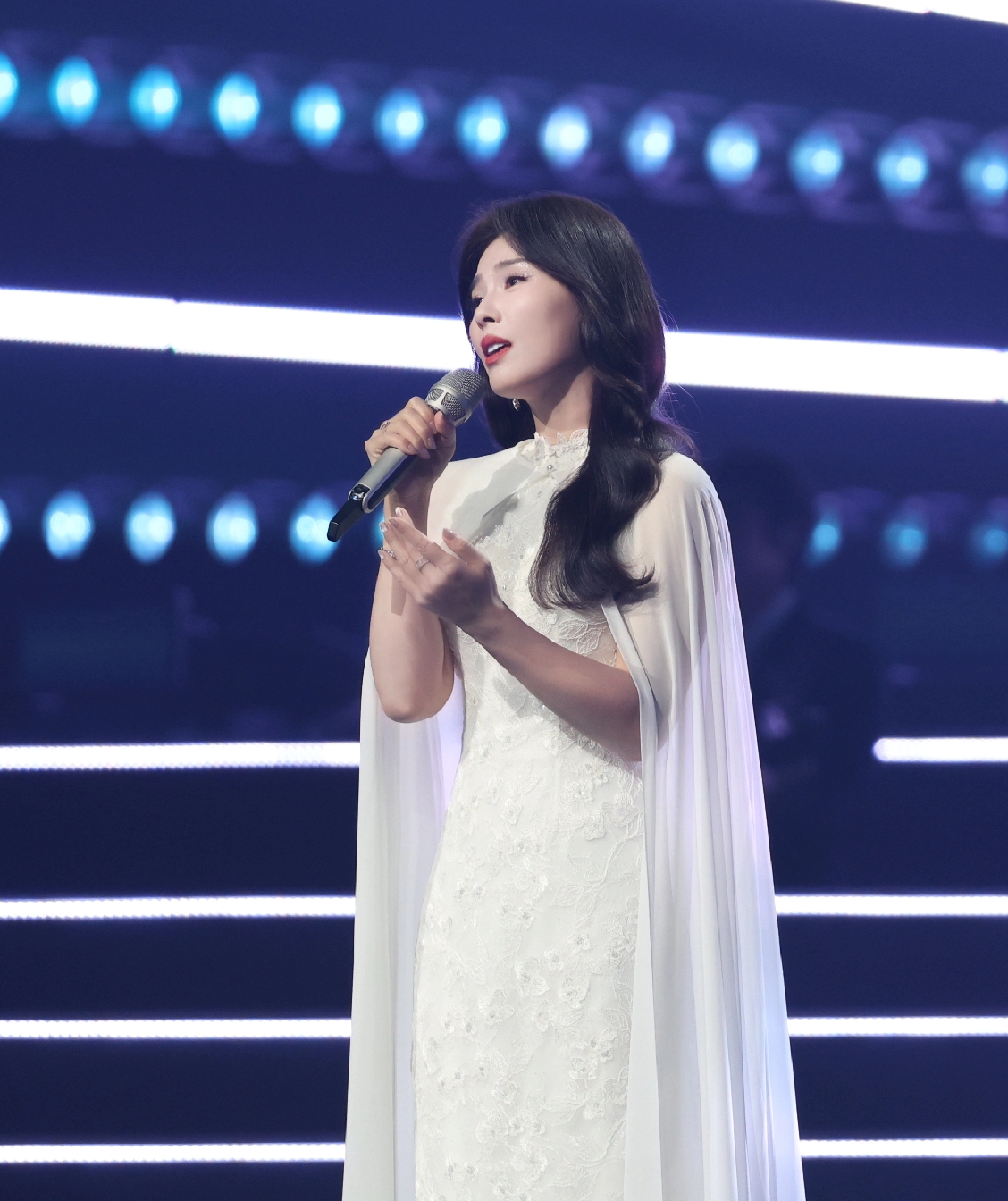 47岁刘涛献唱湾区升明月晚会，身穿白色带披肩长裙，雍容华贵