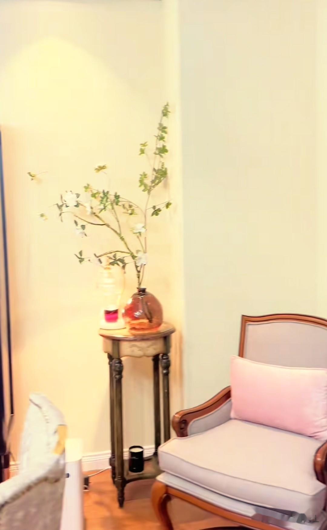 女演员何音现状:58岁貌如大妈,别墅中弹钢琴消遣,儿子贼帅随她