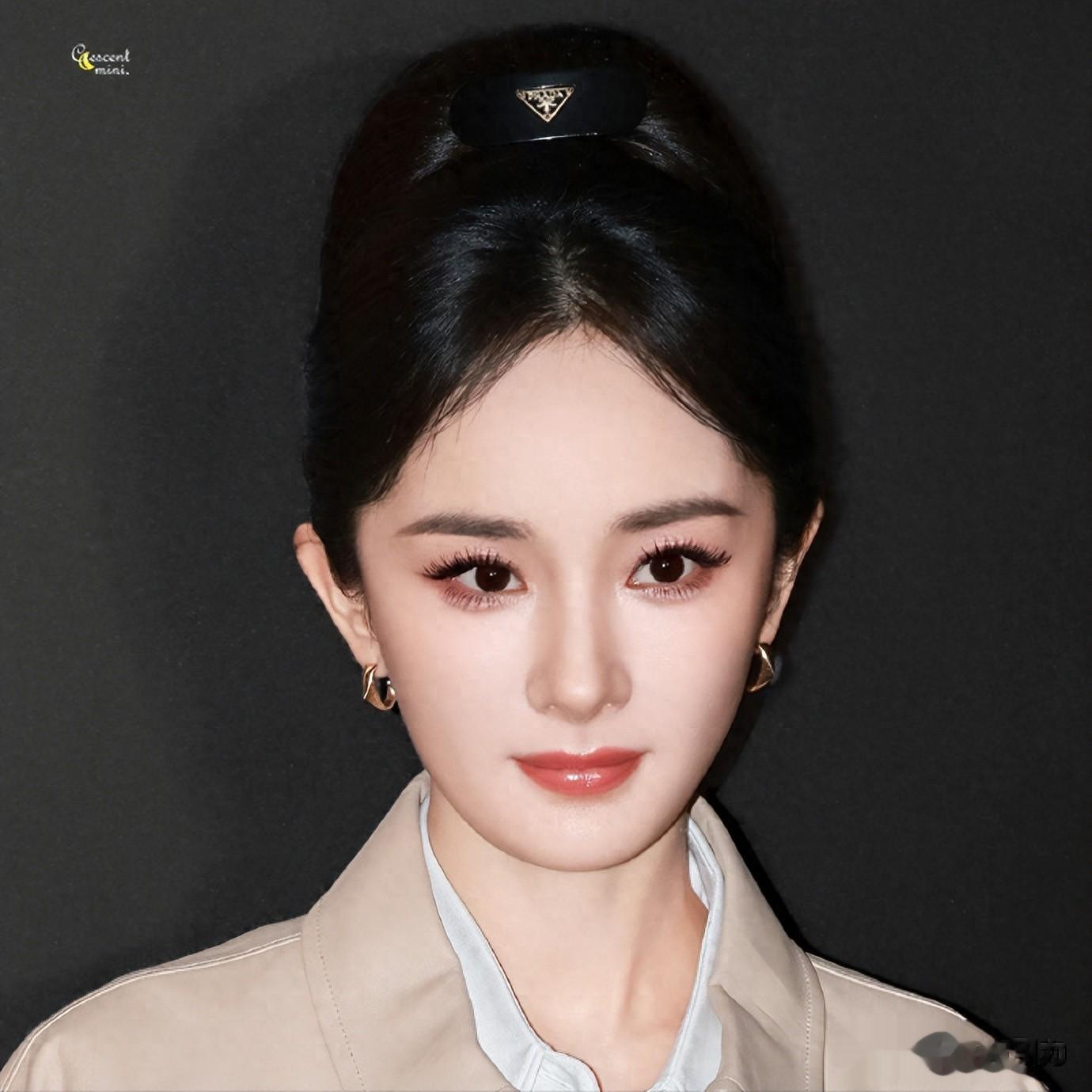 杨幂出席时尚活动，生图脸僵硬表情显木讷，三七分身材比例超抢镜