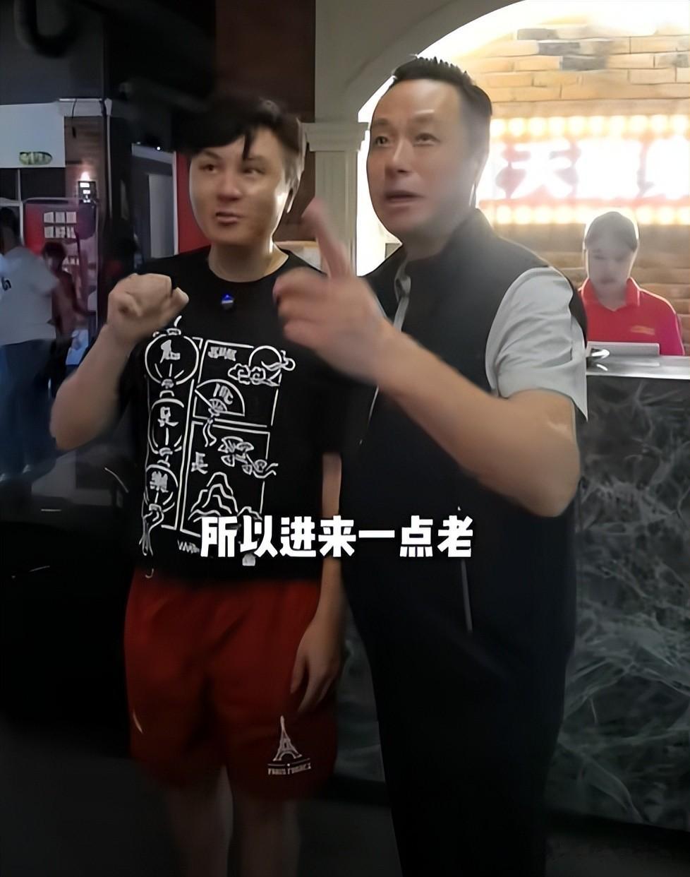 他曾是上海知名主持,和吉雪萍是好搭档,离开上海台后转行做吃播