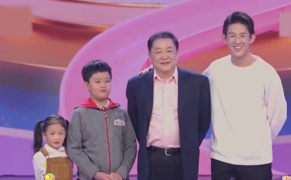 64岁演员刘斌与好友聚会，63岁丛珊罕见露面，状态年轻！