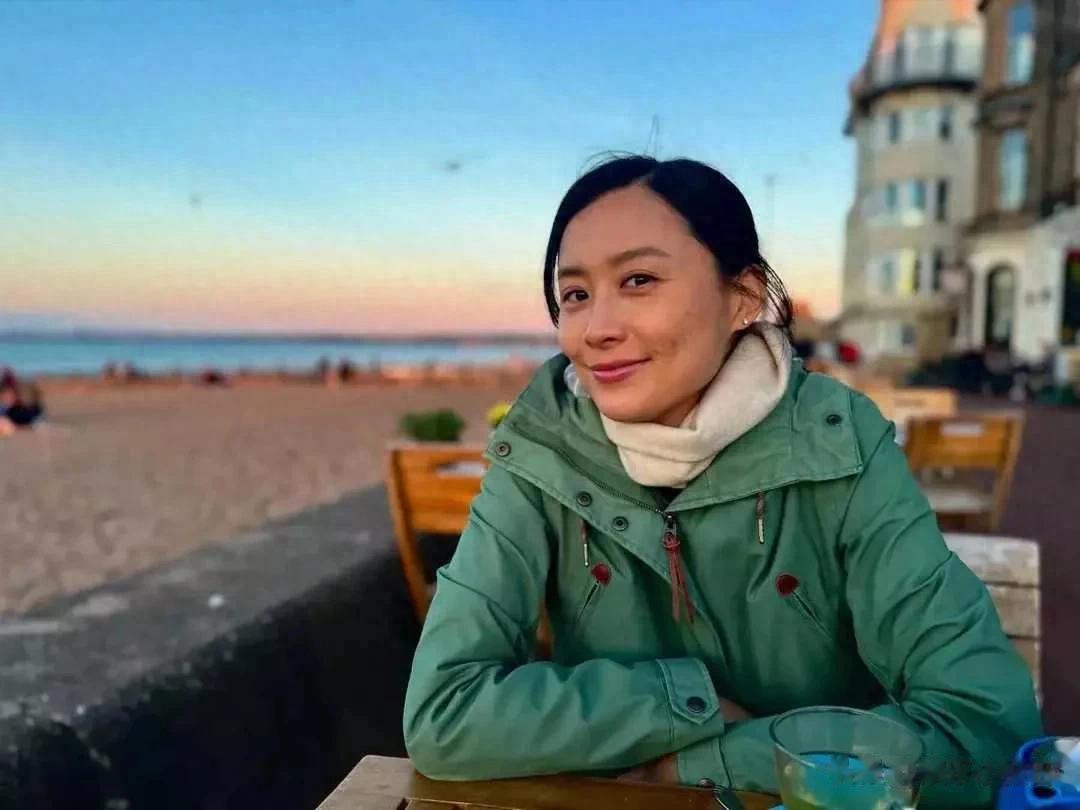 陈法拉晒海边度假照,她皮肤黑有皱纹,但依然漂亮,她衣服起球了