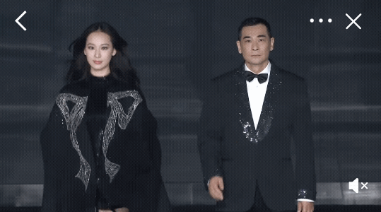 赵文卓带着女儿一起走秀！神似黄圣依！斗鸡眼太严重！