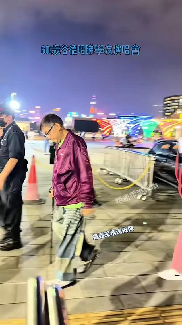 60岁知名港星近况曝光身形暴瘦，用拐杖弯腰走路被指像老翁