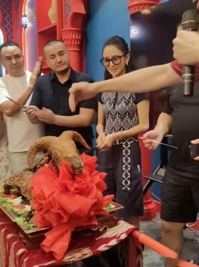 佟丽娅庆功宴脱妆照流出，肤黄如蜡瘦到脱相，和舞台判若两人