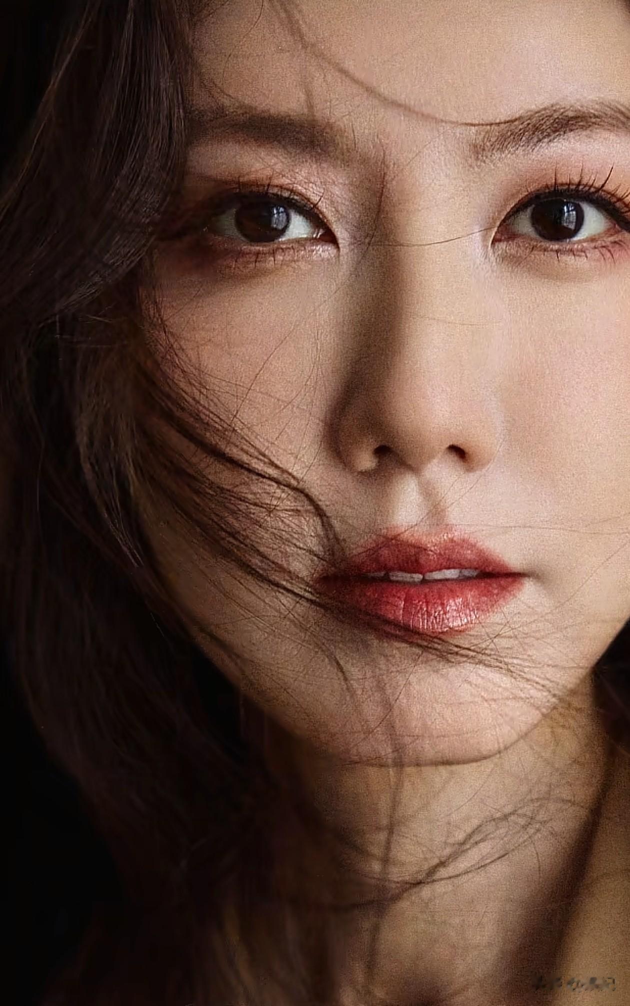 43岁高露最新穿搭：微卷发+西服套装，帅到犯规，美到差点认不出