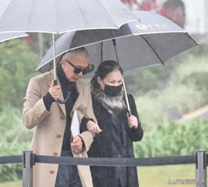 大S周年祭这天，汪小菲一家的三个举动，扯下了S家的“遮羞布”