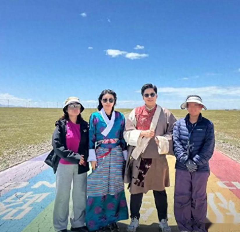 郭晶晶霍启刚穿藏服在纳木错拍照，俩人互动像新婚小夫妻，好甜蜜
