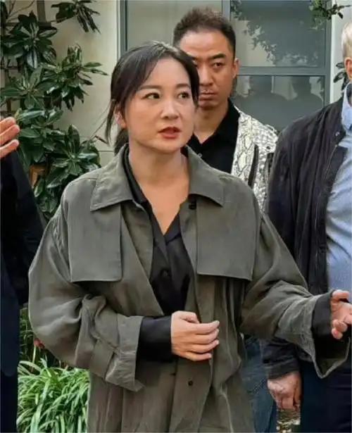 43岁贾玲晒近照，与汪顺打网球回应“复胖”，徐峥的话应验了