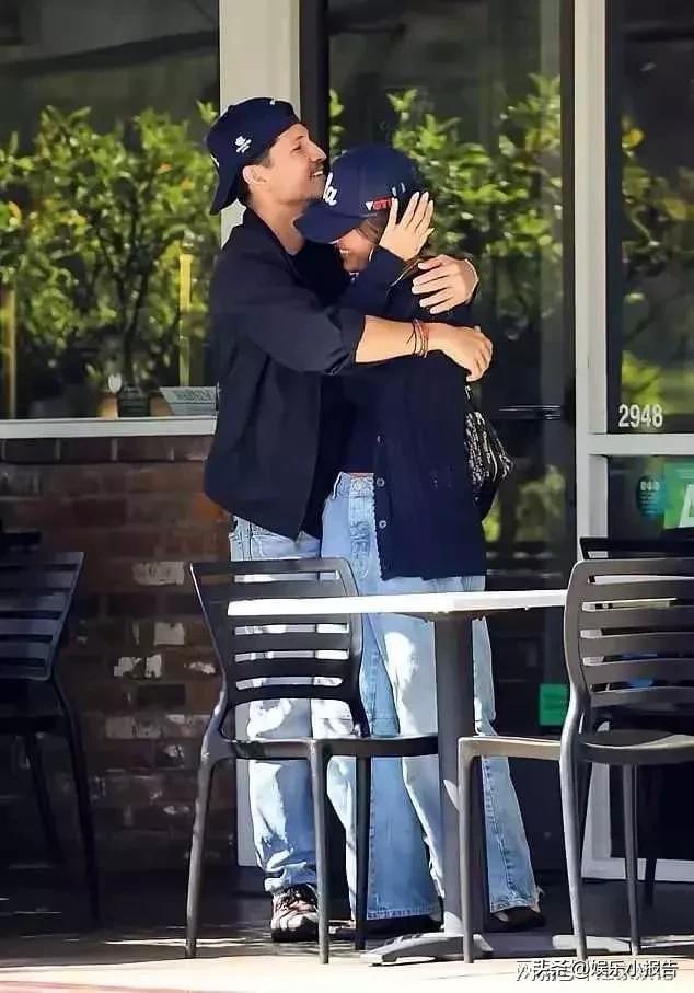 杰西卡·阿尔芭与小12岁男友出街撒糖，热恋氛围拉满