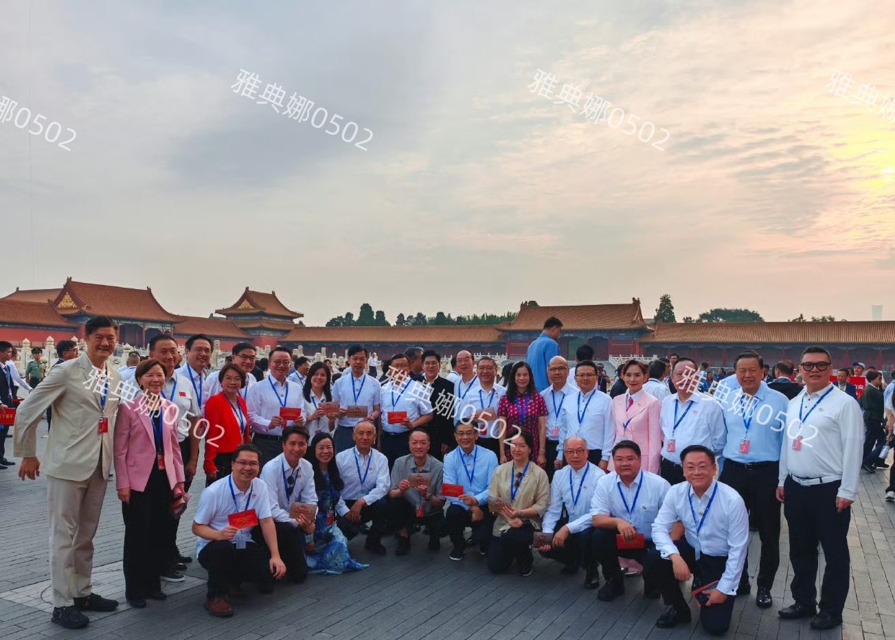 霍启刚穿黑色中山装观礼93阅兵一身“政”气，发长文难掩自豪之情