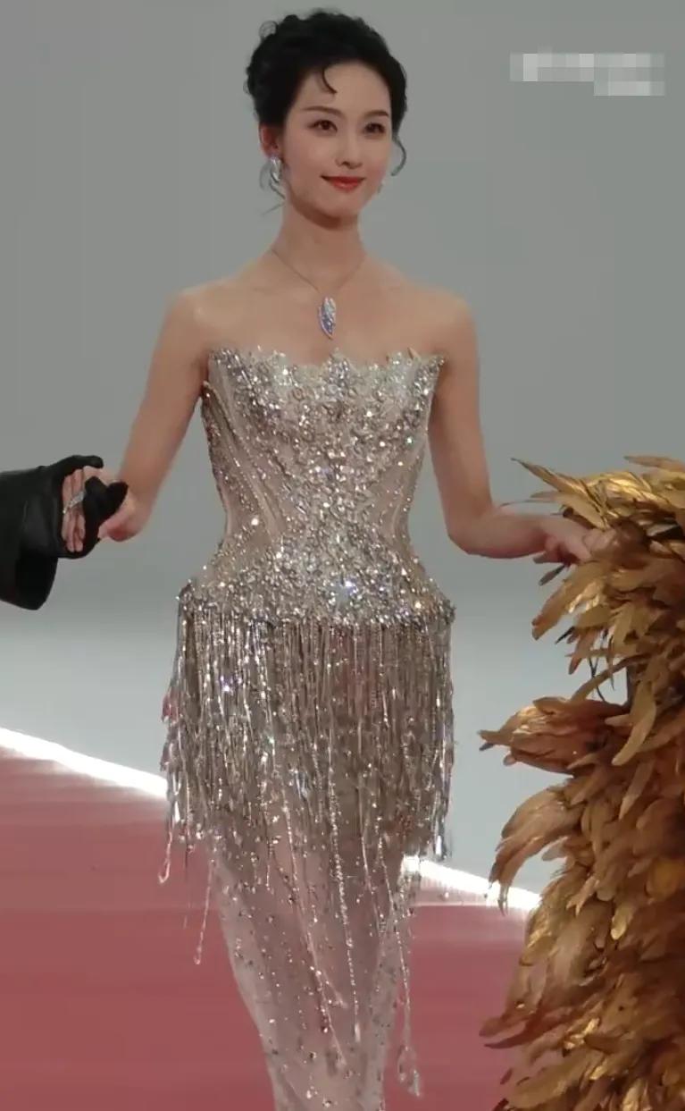 这一夜，妖艳四射的赵露思和鞠婧祎，败给了全“裹”出镜的宋佳！