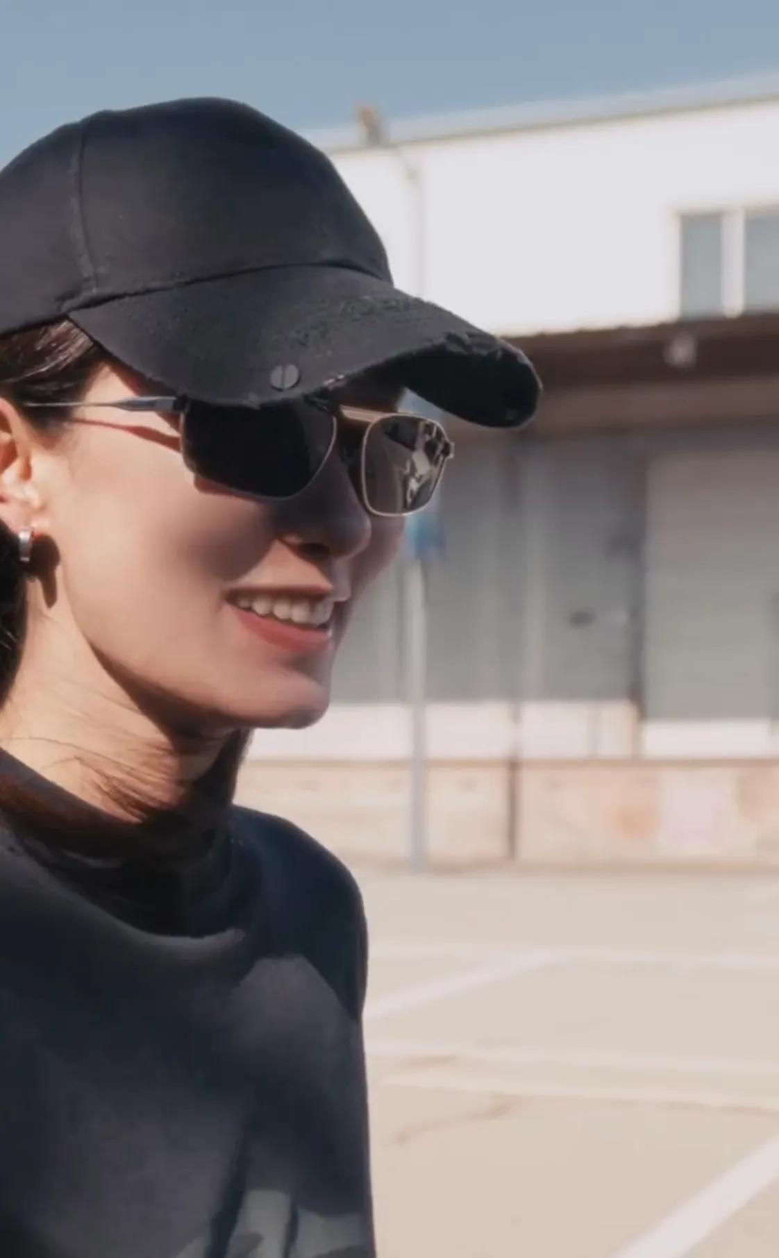 刘亦菲爱吃肉,杨幂穿睡衣上班,迪丽热巴又捂上了,宋佳私服帅气