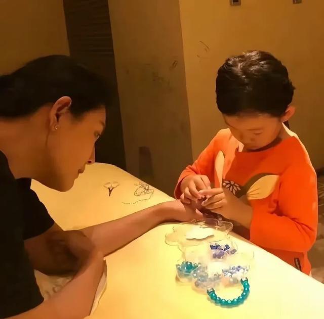 小玥儿当天看到了姥姥和姨妈喝酒跳舞，继父冷漠，所以选择汪小菲