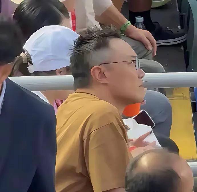 陈奕迅那鸡窝头终于舍得剃了,这发型巨帅啊! ???