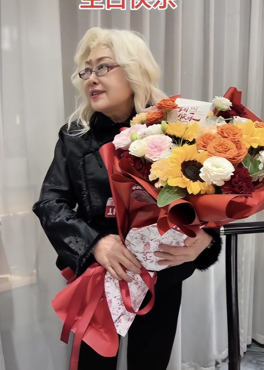 瑞士老公去世后，76岁斯琴高娃变得“面目全非” 近照年轻到认不出