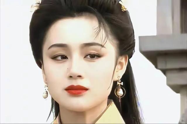 曹颖这情商真是没救了,当着这么多人的面,要和叶童比身体素质