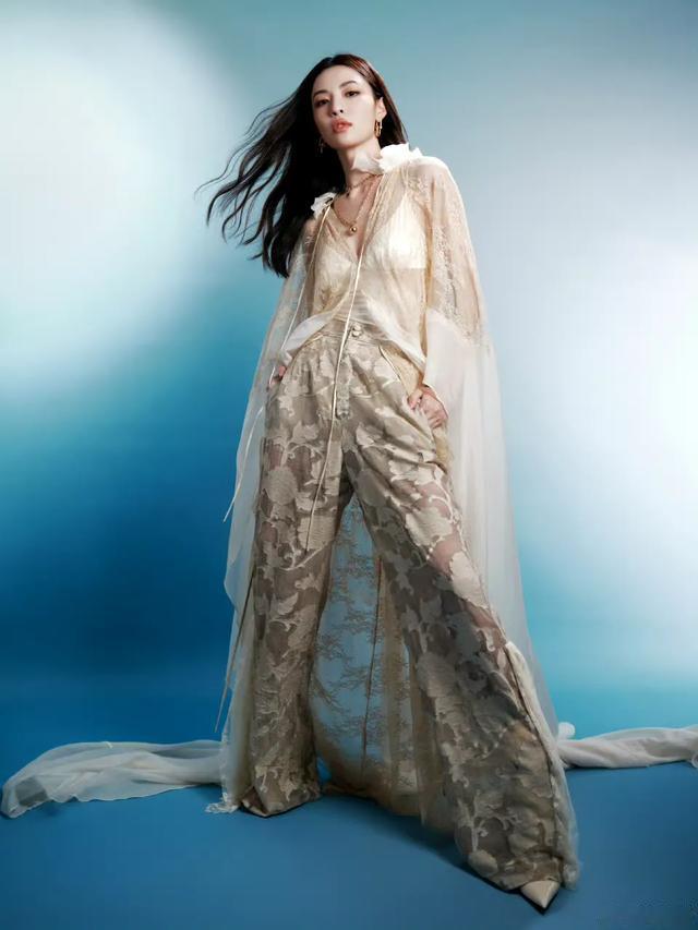 钟楚曦微博之夜造型太吸睛了，美不胜收