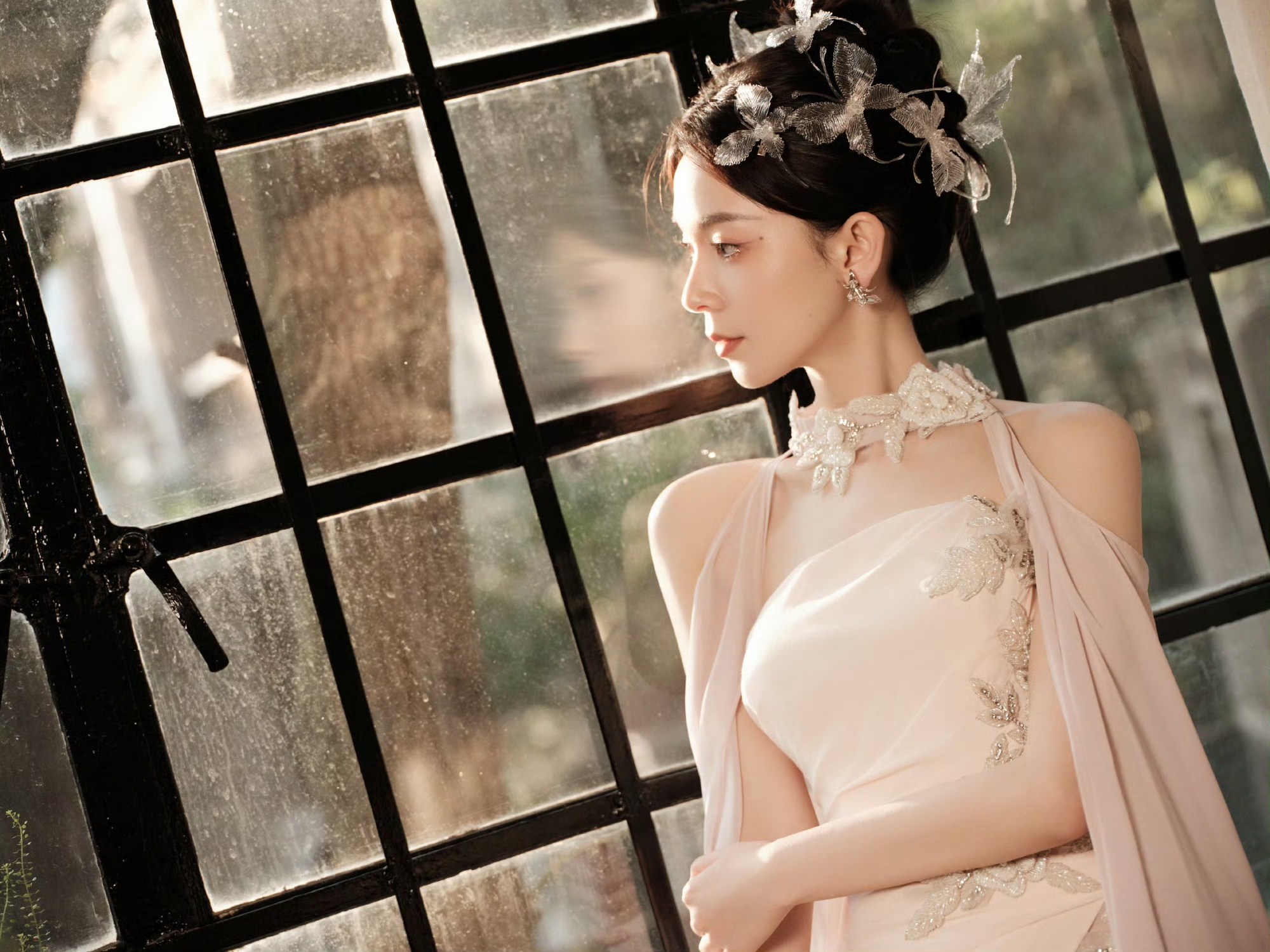 陈瑶水龙吟演唱会,浅粉纱裙柔光裹身,一颦一笑藏着朦胧美感!