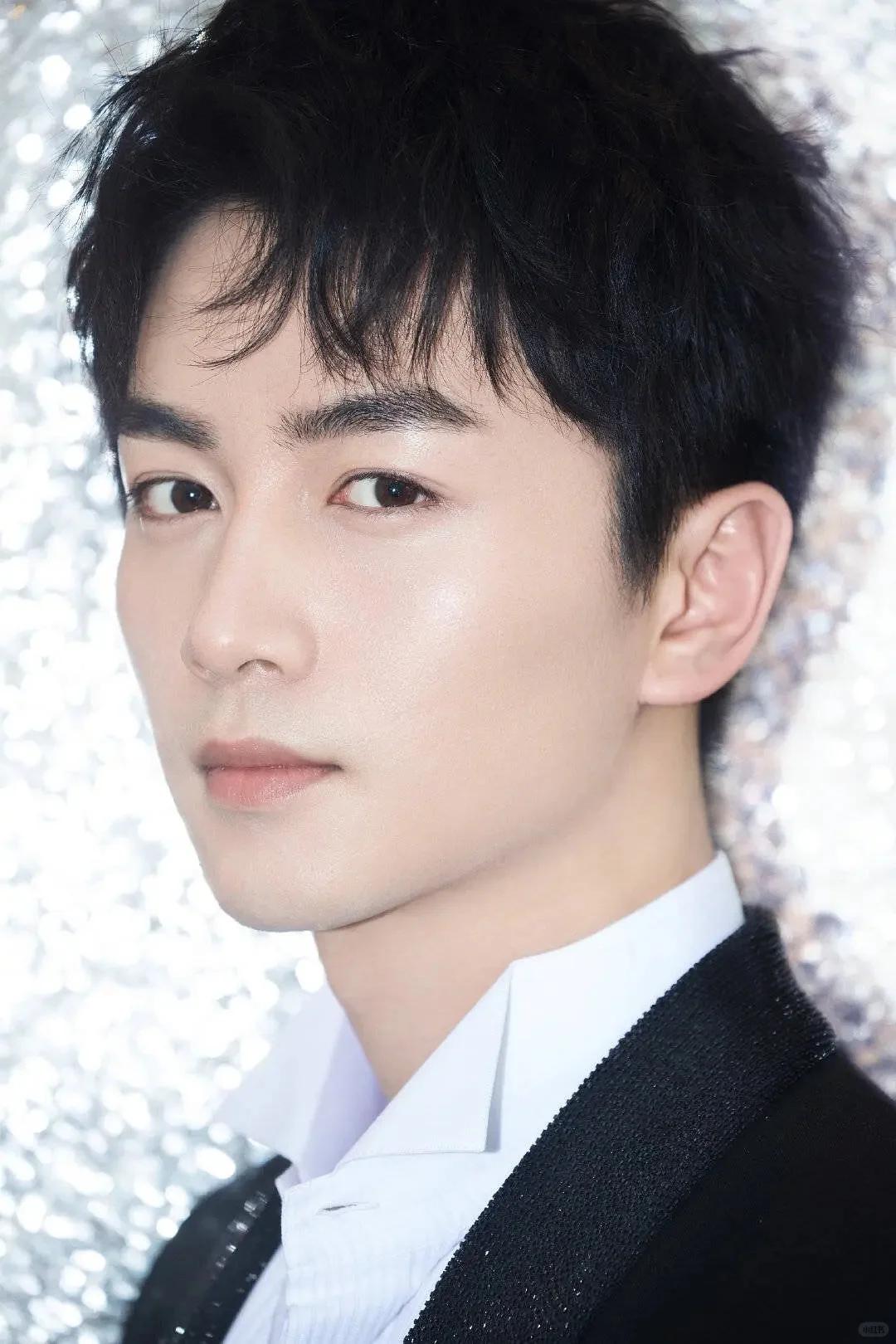 陈晓线下宣传新剧，面黄肌瘦满口黄牙太显老，网友：陈妍希离对了