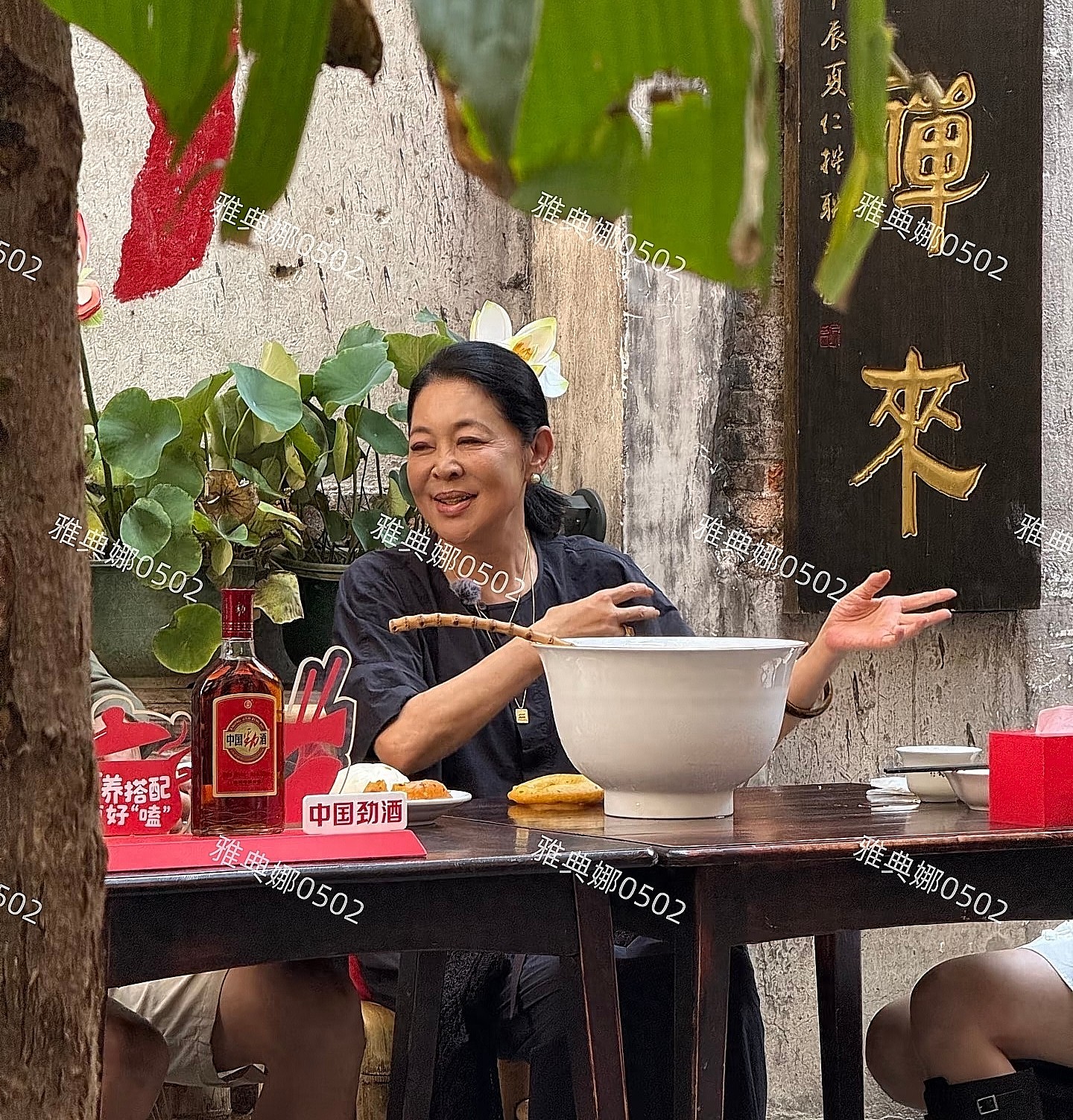 倪萍怎么变成这样了?她脸很僵嘴唇很厚鼻孔变大, 一脸横肉不面善