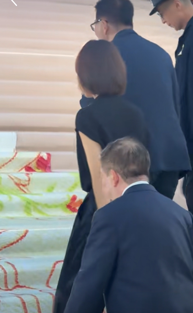 袁泉亮相金熊猫奖，黑色简约穿搭尽显优雅气质，从容又迷人