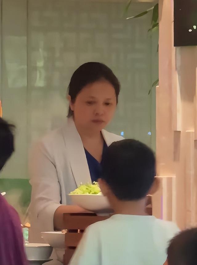 前央视主持人文清桂林被偶遇，55岁胖到认不出，老公澳洲事业很顶