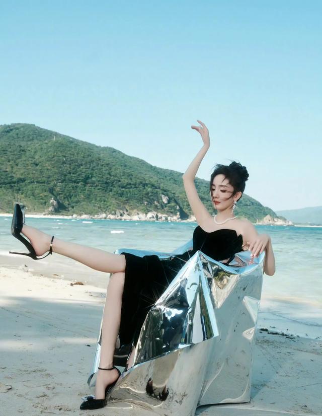 杨幂墨绿色抹胸礼服裙灵动柔美