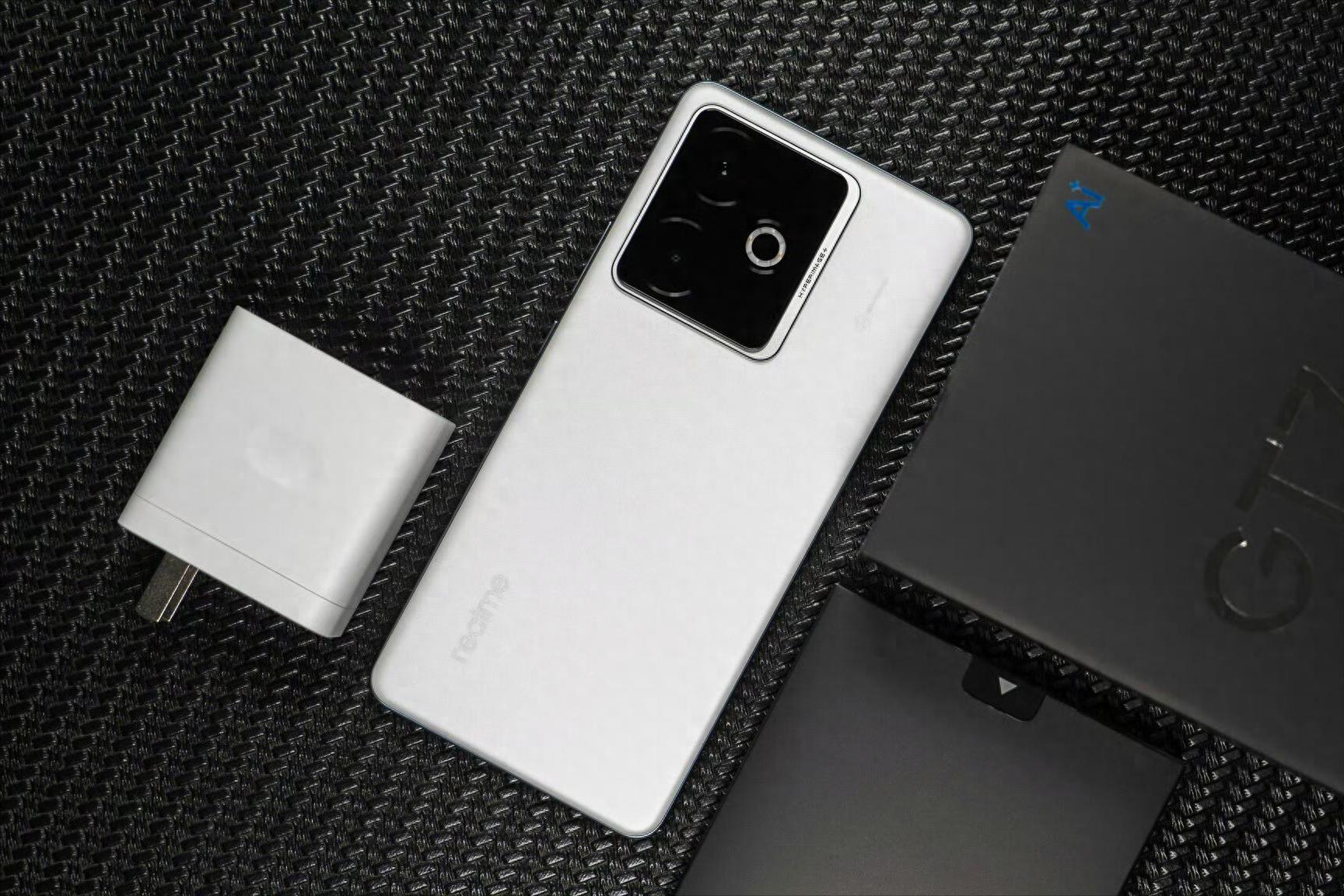 天璣9400+旗艦跌至2142元，144HZ直屏+7200mAh+IP69防水