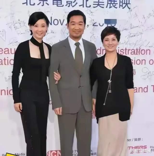 70岁张国立携妻子与友人聚餐,头顶白发老态明显,邓婕气质优雅