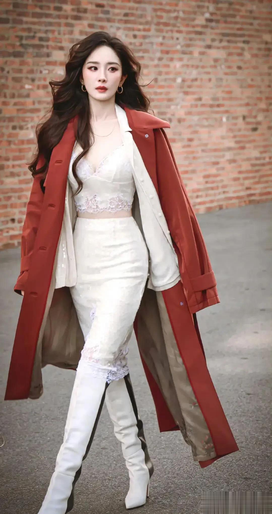 杨幂这组“酷欲写真”，把“美得不费力”焊在审美点上了