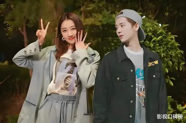 关晓彤配合综艺炒CP?鹿晗演唱会期间登热搜,粉丝斥其吃相难看