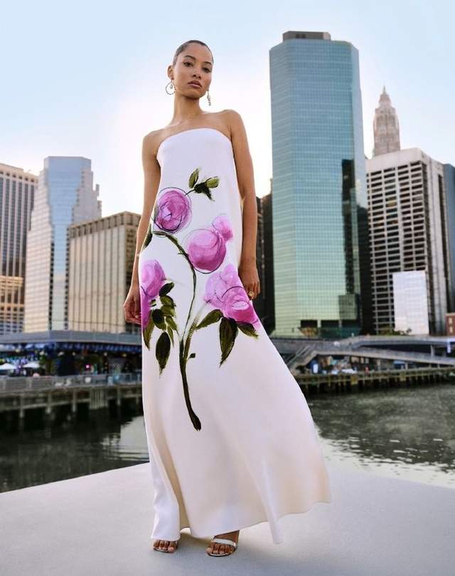 赵丽颖出席活动，抹胸长裙端庄又清丽，“床单造型状态差”引争议