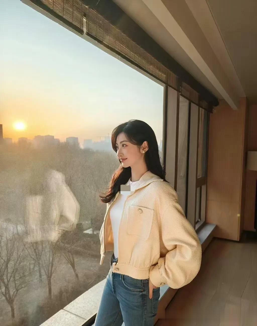 景甜真是天生丽质！穿翻领毛呢外套+白T+牛仔裤，减龄又时髦！