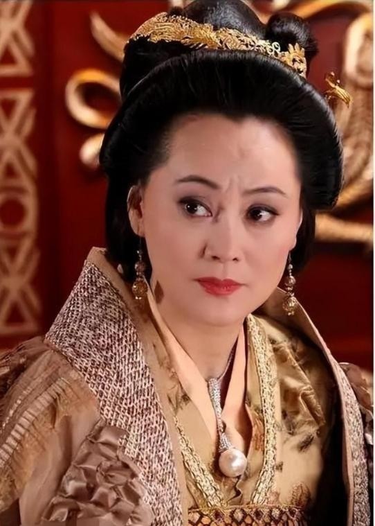 抛弃重病丈夫，甩掉著名导演，55岁再嫁比利时豪门的她现状怎样了