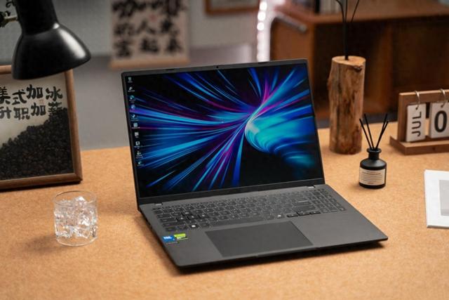 華碩無畏Pro16 2025體驗分享：一本全能，年輕人的多場景搭子