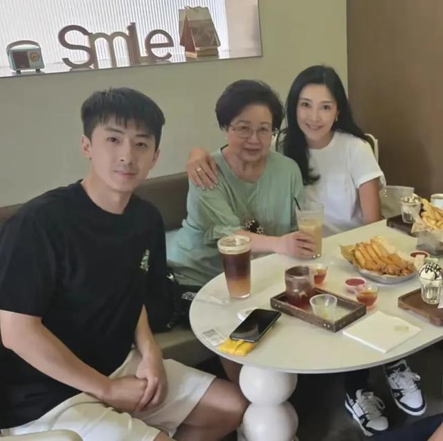 李克勤一家人到厦门旅游,51岁卢淑仪身材苗条,和婆婆关系很亲密