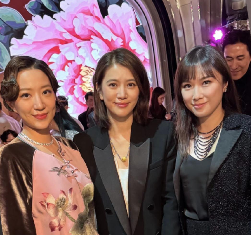 汪圆圆陪婆婆出席寿宴，婆媳穿大花裙打扮复古，谢玲玲也在穿旗袍