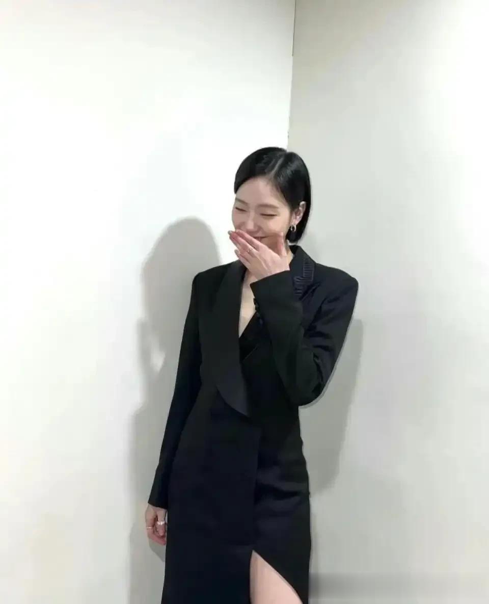 金高银开启气质“开挂模式”，穿黑色西装长裙秀美腿，单眼皮也美
