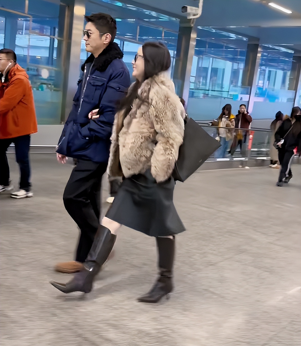 45岁霍思燕跟杜江同框回京，皮草配靴子穿搭老土，五官男相认不出